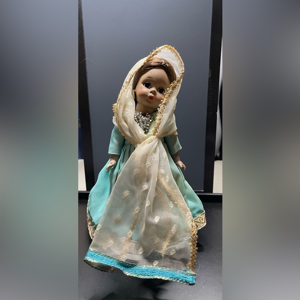 Madame Alexander 8” India Vntg Friends From Foreign Lands Doll Bent Knee Walker